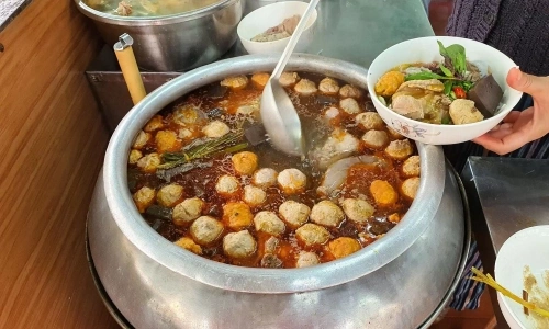 Tips for runners to safely enjoy Hue's specialties