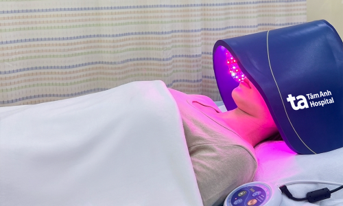 Dermatitis after makeup suspected due to shared cosmetics