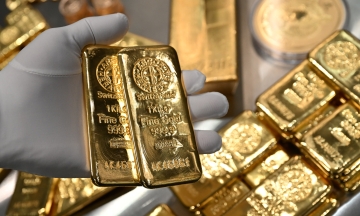Global gold prices, US stocks both surge