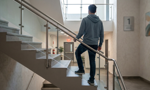 Does climbing stairs quickly damage knee joints?