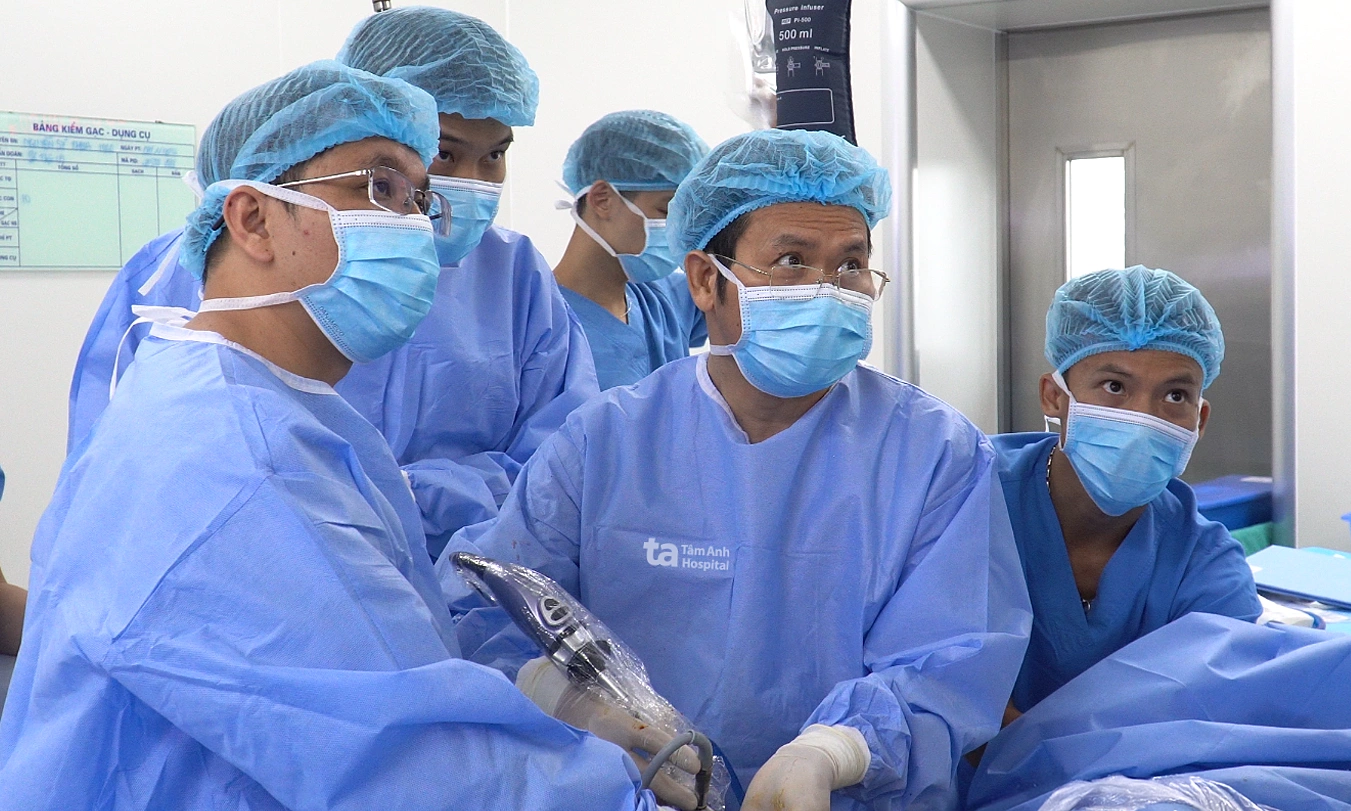 Impacted ureteral stone causes kidney dilation