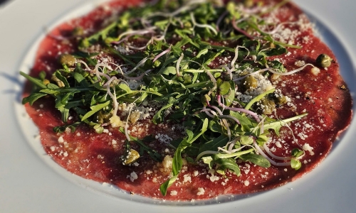 Italian appetizer compared to Vietnamese tiet canh