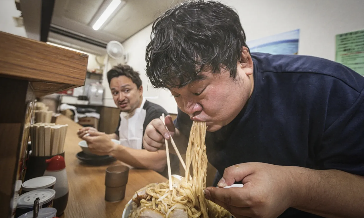 Why do Japanese people value quietness but slurp noodles loudly?