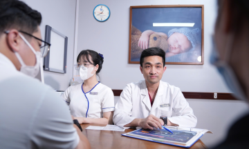 Should uterine polyps be surgically removed before embryo transfer?