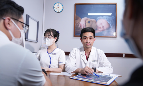 Should uterine polyps be surgically removed before embryo transfer?