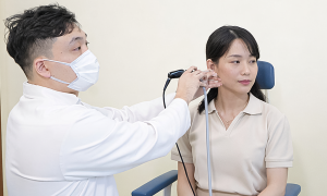 Insect enters ear, causing eardrum perforation