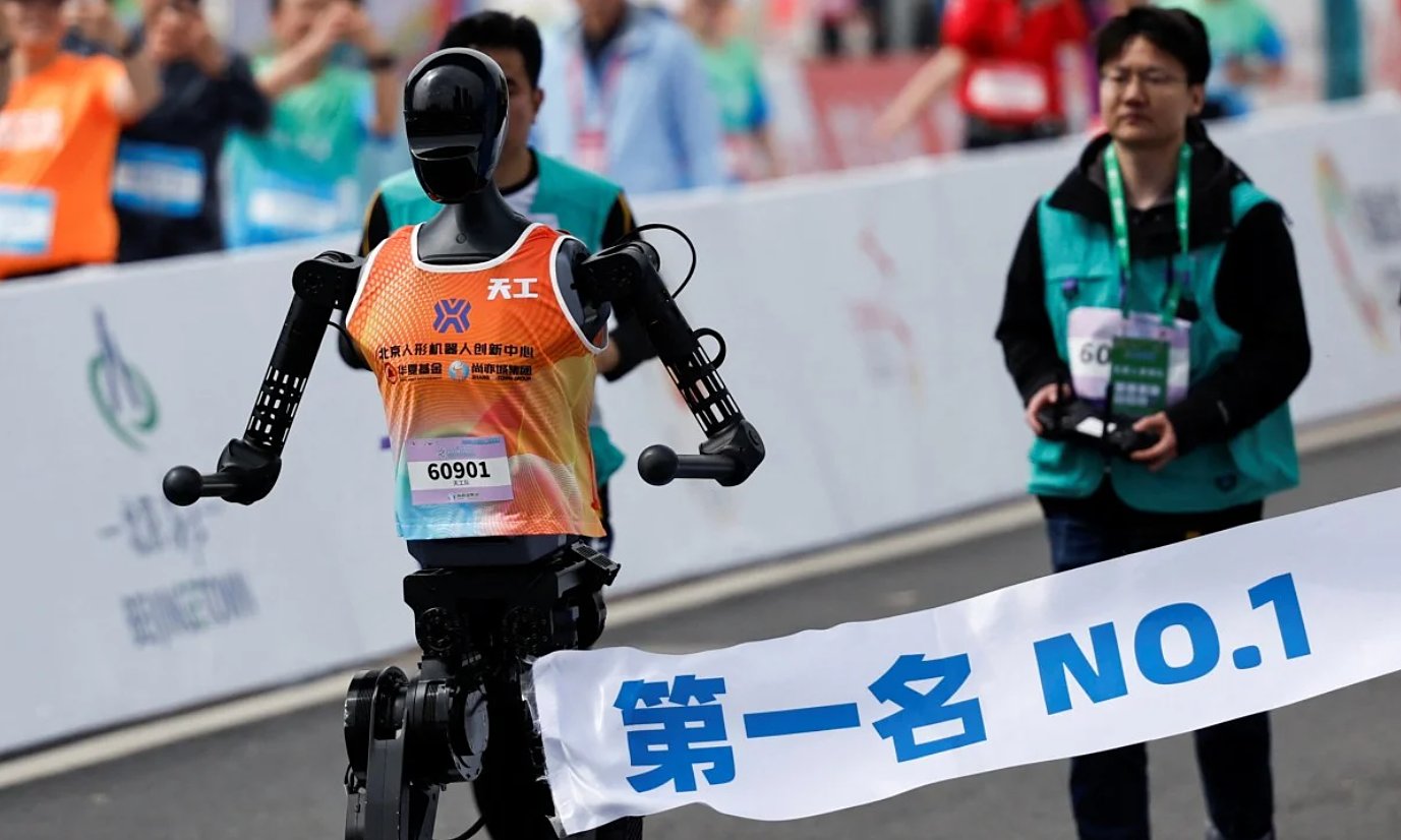 Humans and robots continue their competition at a half marathon in China