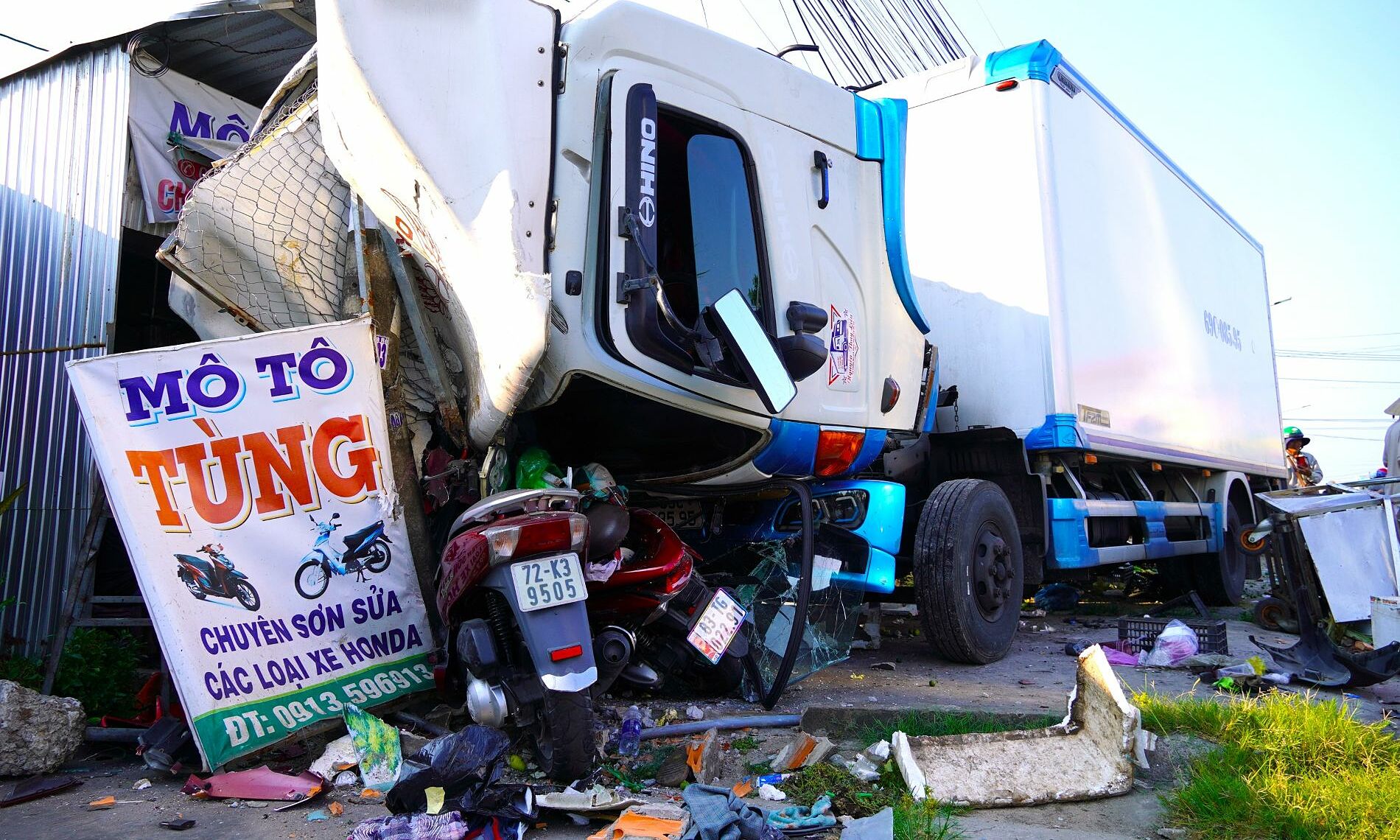 Truck crashes into five motorbikes in Ca Mau
