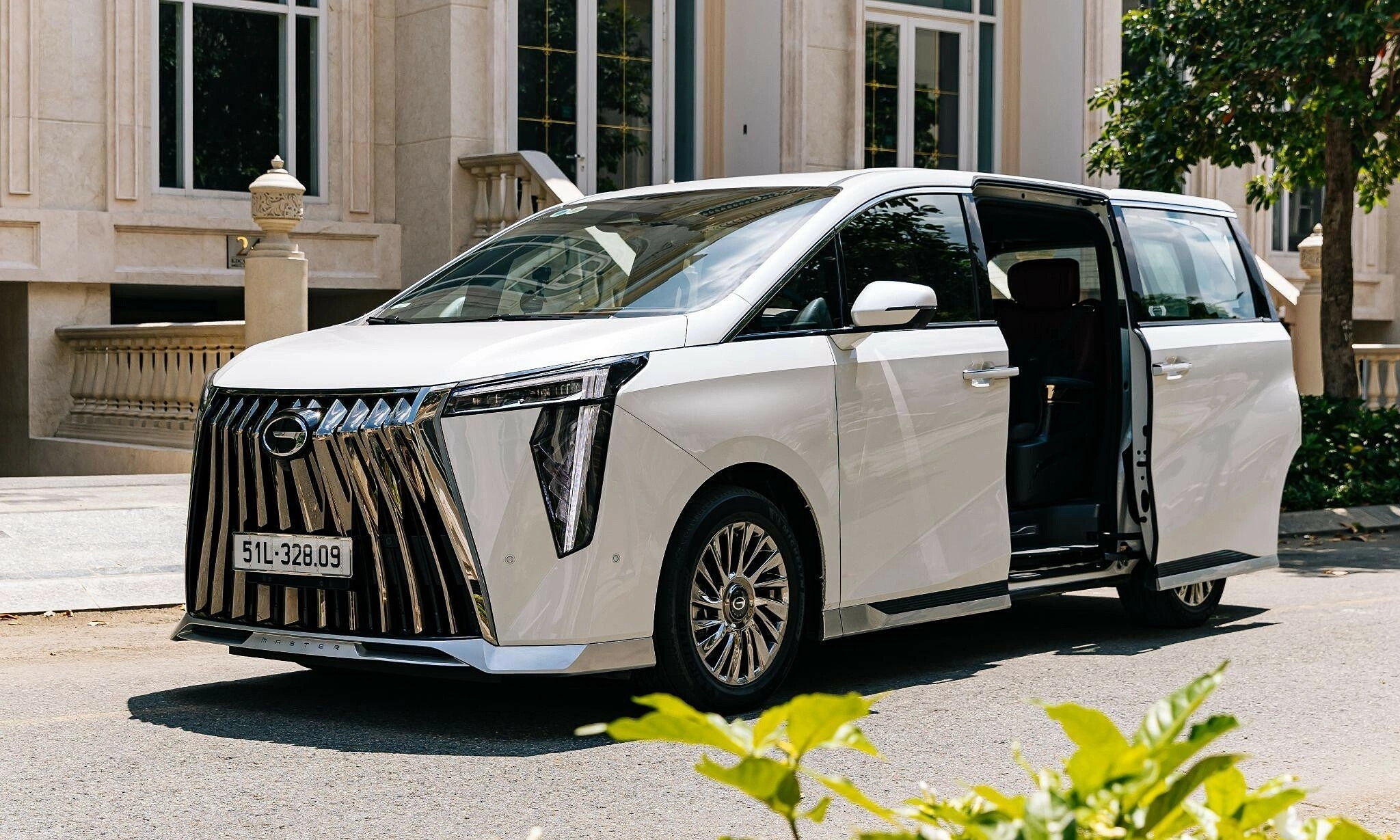 GAC Vietnam offers incentives for M8 and GS8 duo