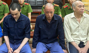 Former customs officer sentenced to 10 years for aiding smuggling