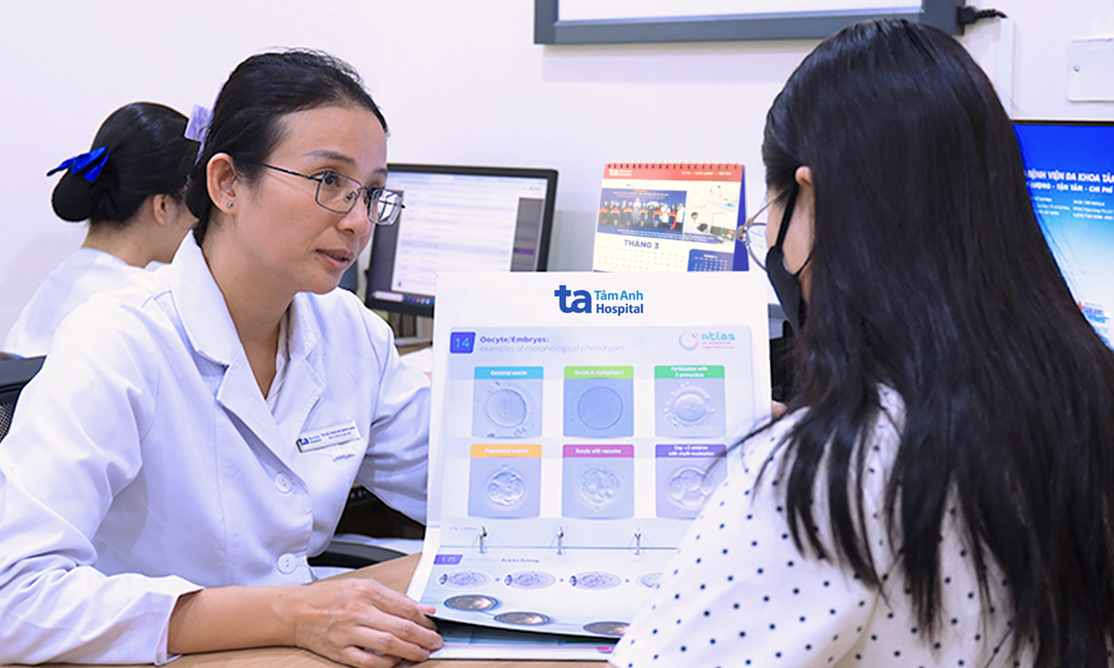 Giving birth from a single embryo with chromosomal abnormalities