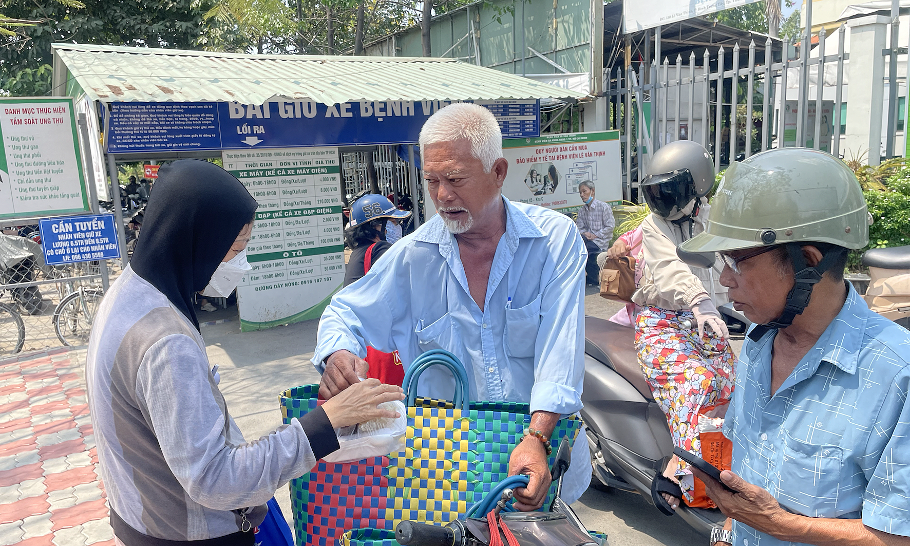 Lottery ticket seller distributes free meals to 'repay life's kindness'