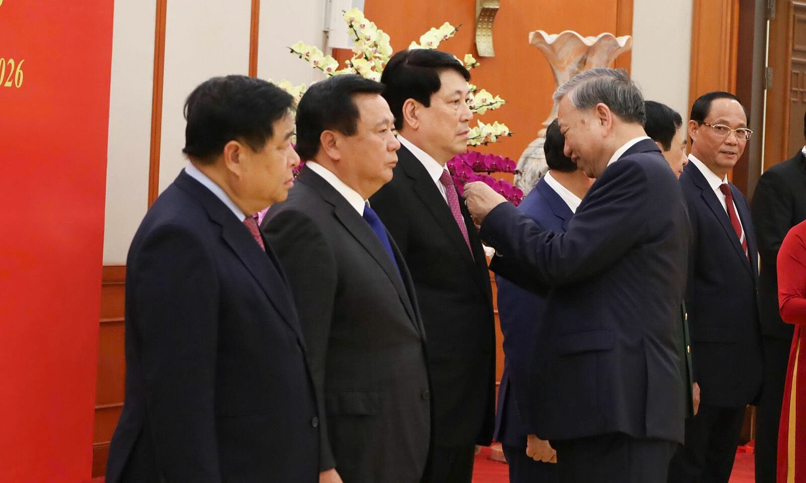 President Luong Cuong and Prime Minister Pham Minh Chinh receive orders