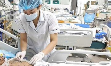 Is chickenpox easily transmitted?