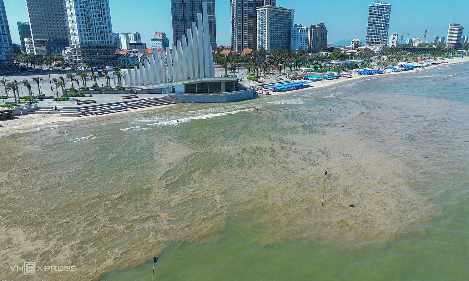 Bai Sau beach in Vung Tau experiences scum, foul odor