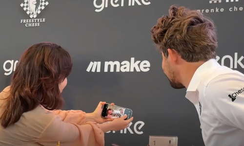 Selfie with Carlsen: female player has phone confiscated