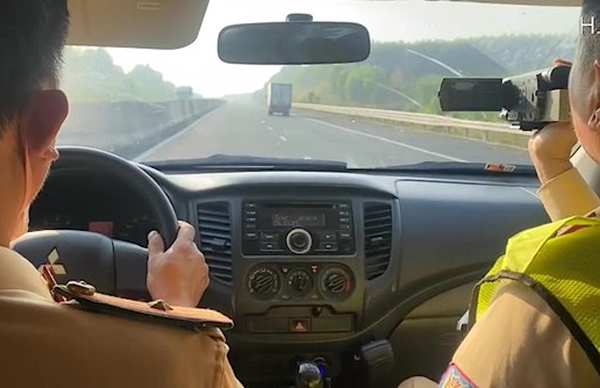 Traffic police use unmarked cars to fine nearly 100 vehicles for violations on expressways