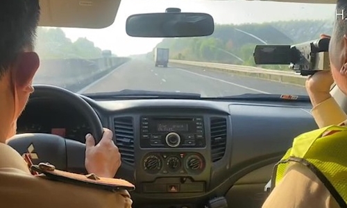 Traffic police use unmarked cars to fine nearly 100 vehicles for violations on expressways