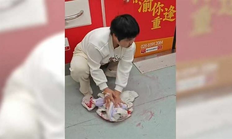 Girl receives donations for treatment after vomiting blood on subway