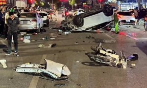 Lexus driver charged after hitting five vehicles waiting at red light in Hanoi