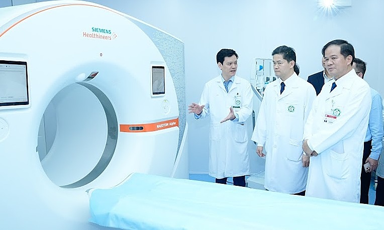 Bach Mai hospital operates two CT systems for early cancer detection