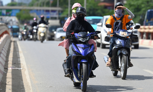 How to choose sun-protective clothing for maximum skin protection