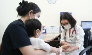 Can blowing on food transmit hand-foot-and-mouth disease to children?