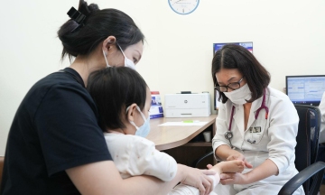 Can blowing on food transmit hand-foot-and-mouth disease to children?