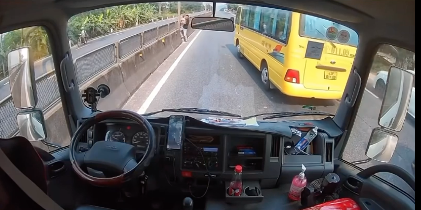 Driver stops vehicle on national highway, carries girl across road