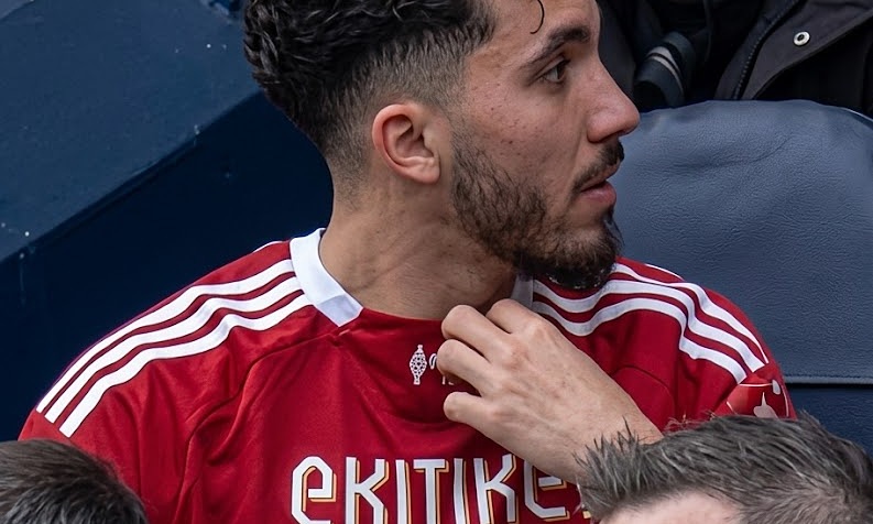 Ekitike criticized for swapping shirts during heavy loss to Man City