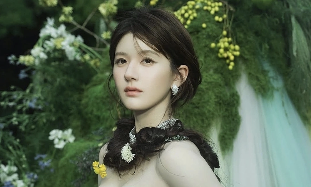 Actress Zhao Lusi's secrets to maintaining a tiny waist