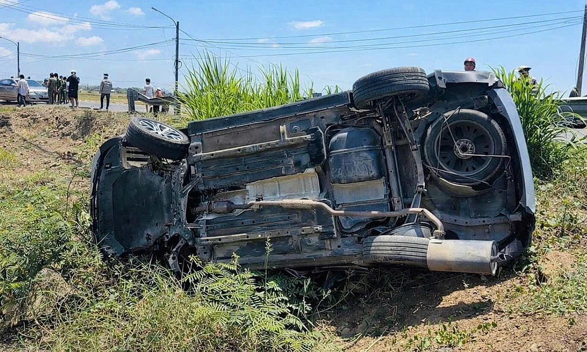 Car carrying four people overturns after accident in Ho Chi Minh City