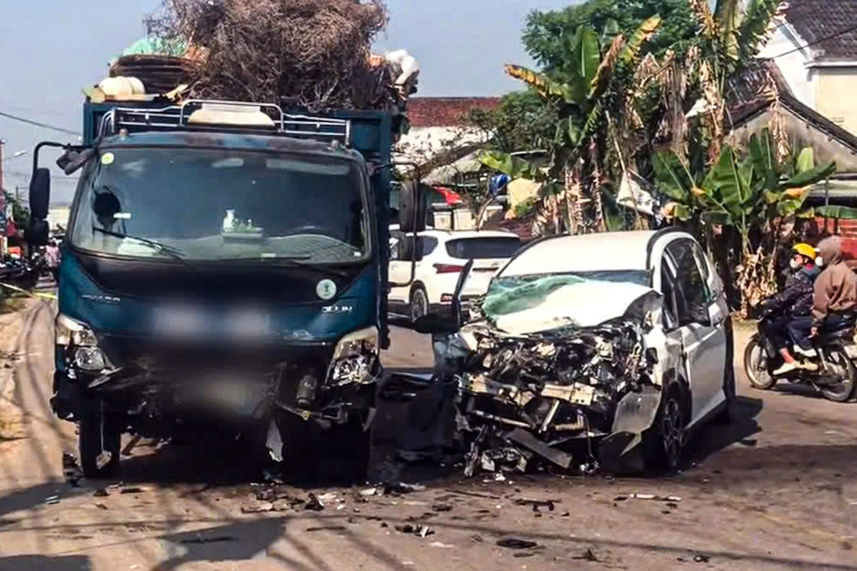 Truck collides head-on with 5-seater car, one dead