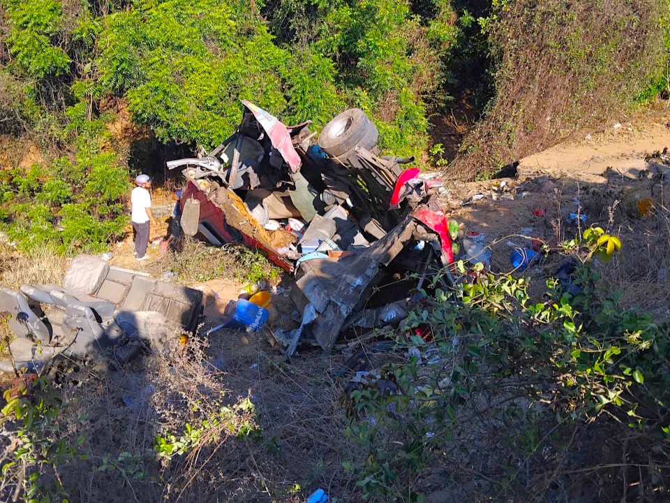 Bus accident in Lam Dong kills three