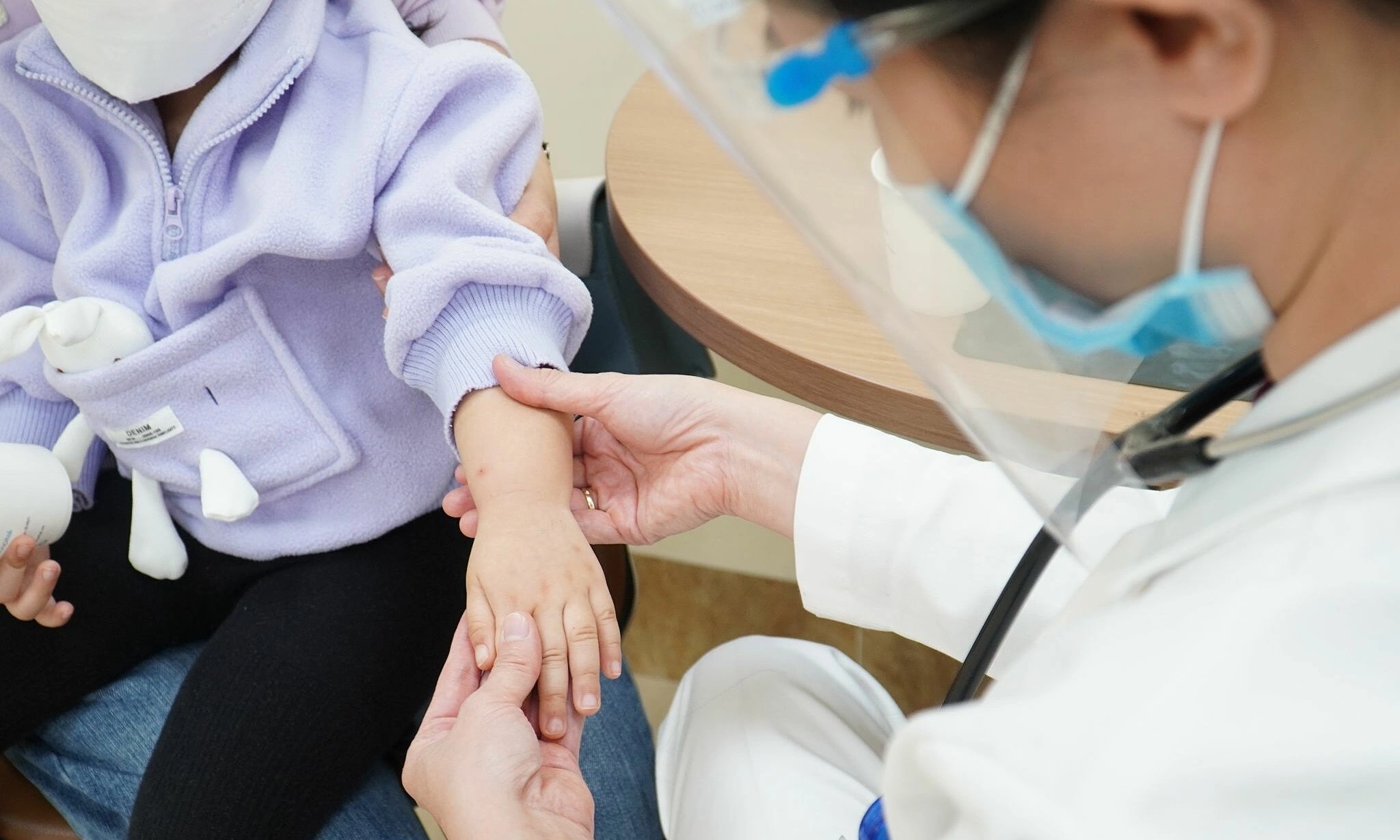 How does EV71 virus cause cardiovascular complications?