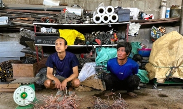 Detectives ambush, arrest wire thieves on Bien Hoa - Vung Tau expressway
