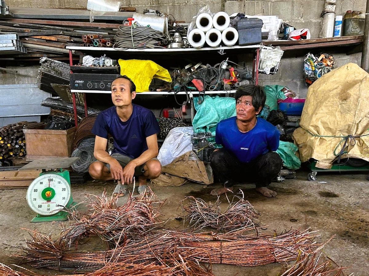 Detectives ambush, arrest wire thieves on Bien Hoa - Vung Tau expressway