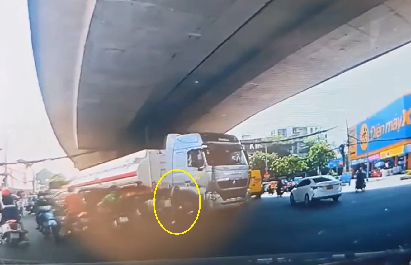 Motorcyclist narrowly escapes death turning left near tanker truck