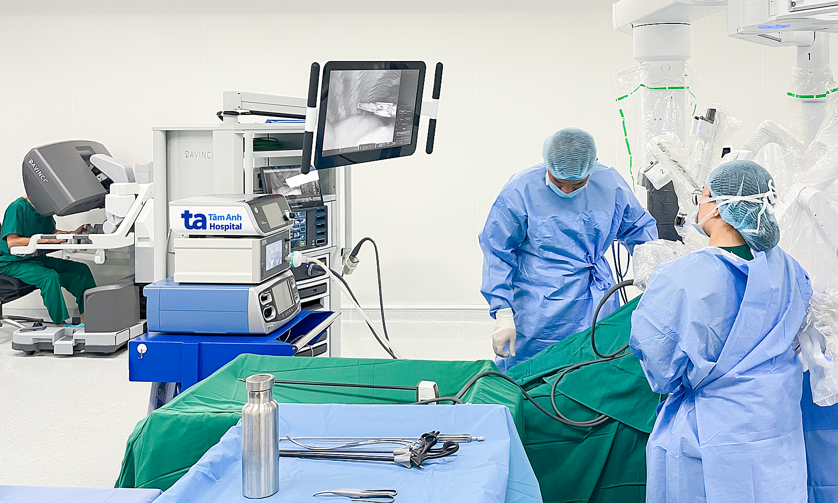 Robot-assisted surgery, "two-in-one," treats thymoma and myasthenia gravis