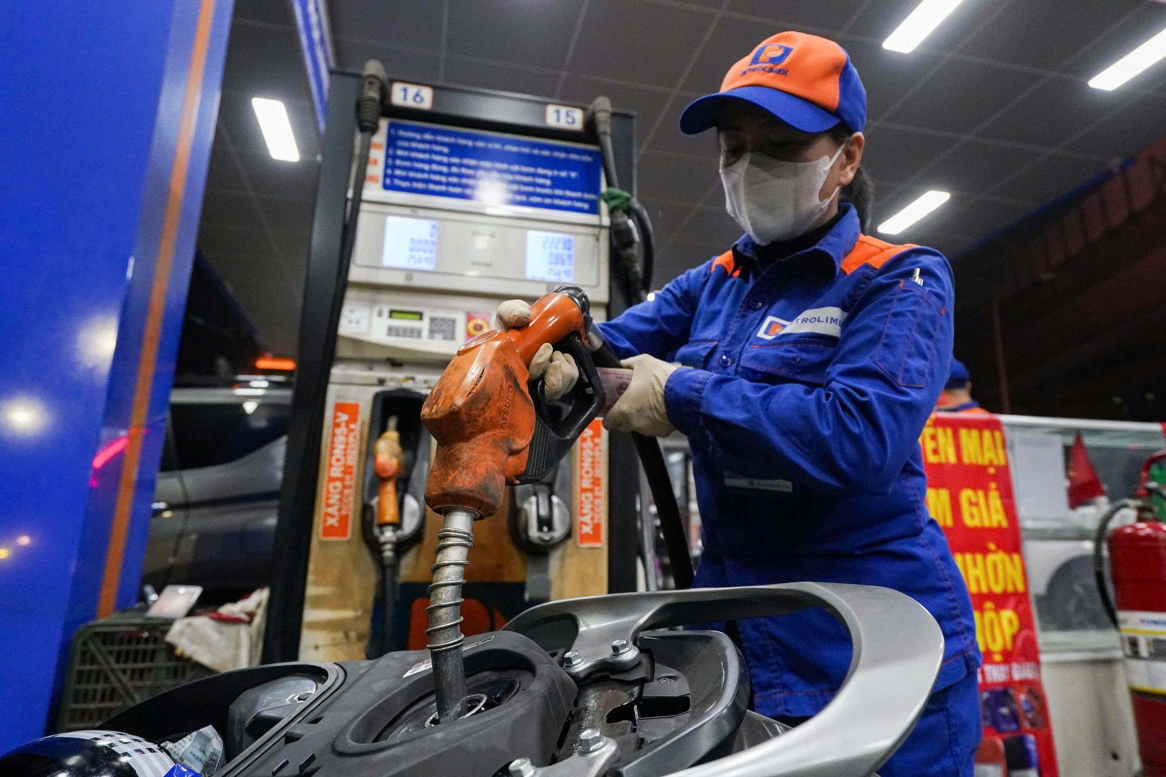 Fuel retailer with 50% market share concerned about electric vehicle impact