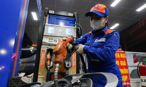 Fuel retailer with 50% market share concerned about electric vehicle impact