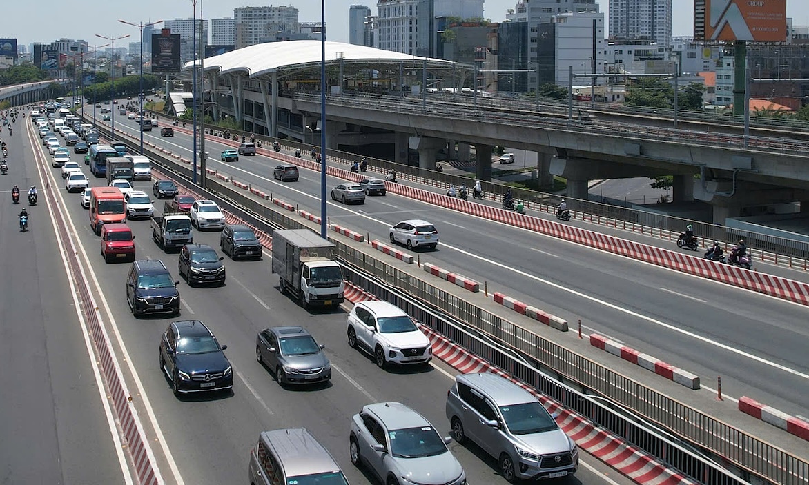 Three oto in pile-up on Sai Gon Bridge, causing prolonged traffic jam