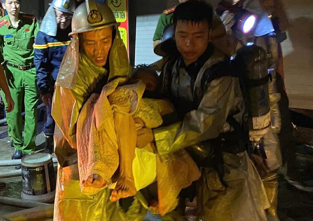 Two people rescued from burning house in Hanoi