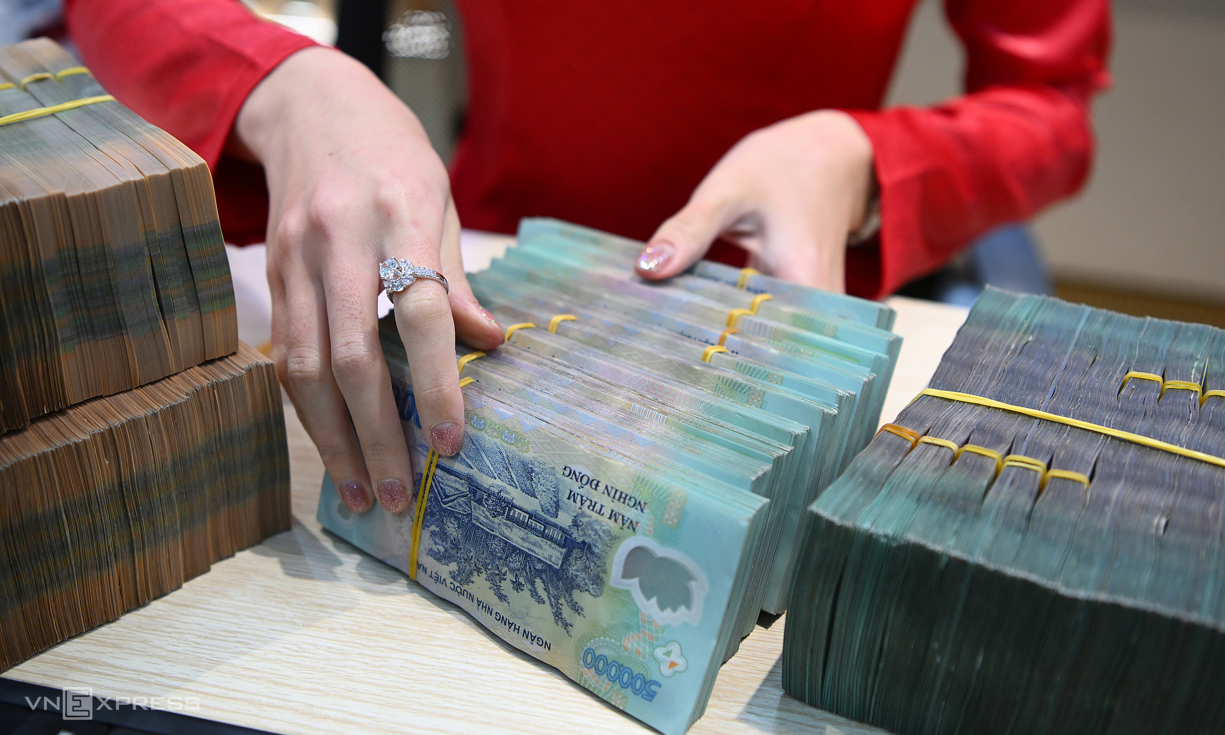 Interbank interest rates fluctuate sharply in the first three months of the year