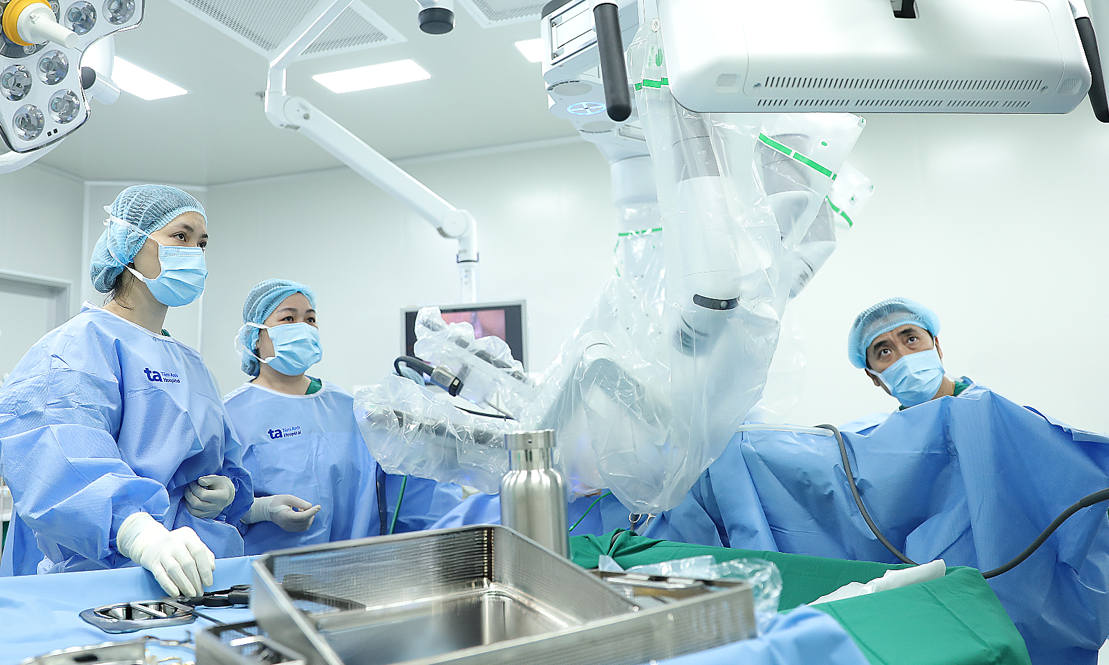 Robot-assisted surgery treats bladder and uterine prolapse in elderly woman