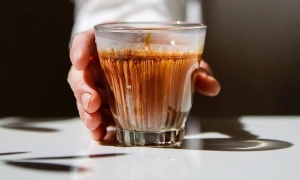 How is a 'dirty coffee' cup created in Bangkok?