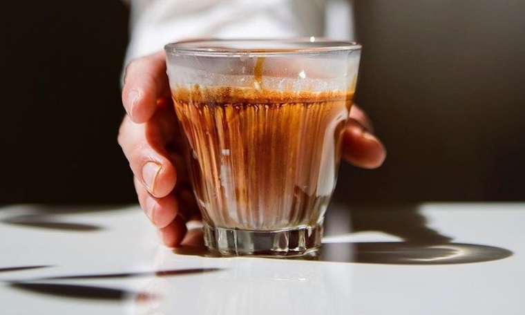 How is a 'dirty coffee' cup created in Bangkok?