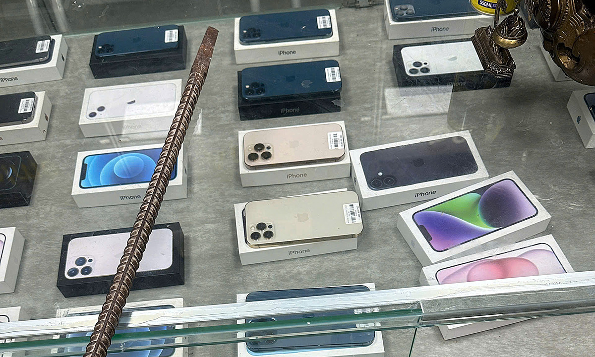Teenagers break store lock, steal multiple iPhones