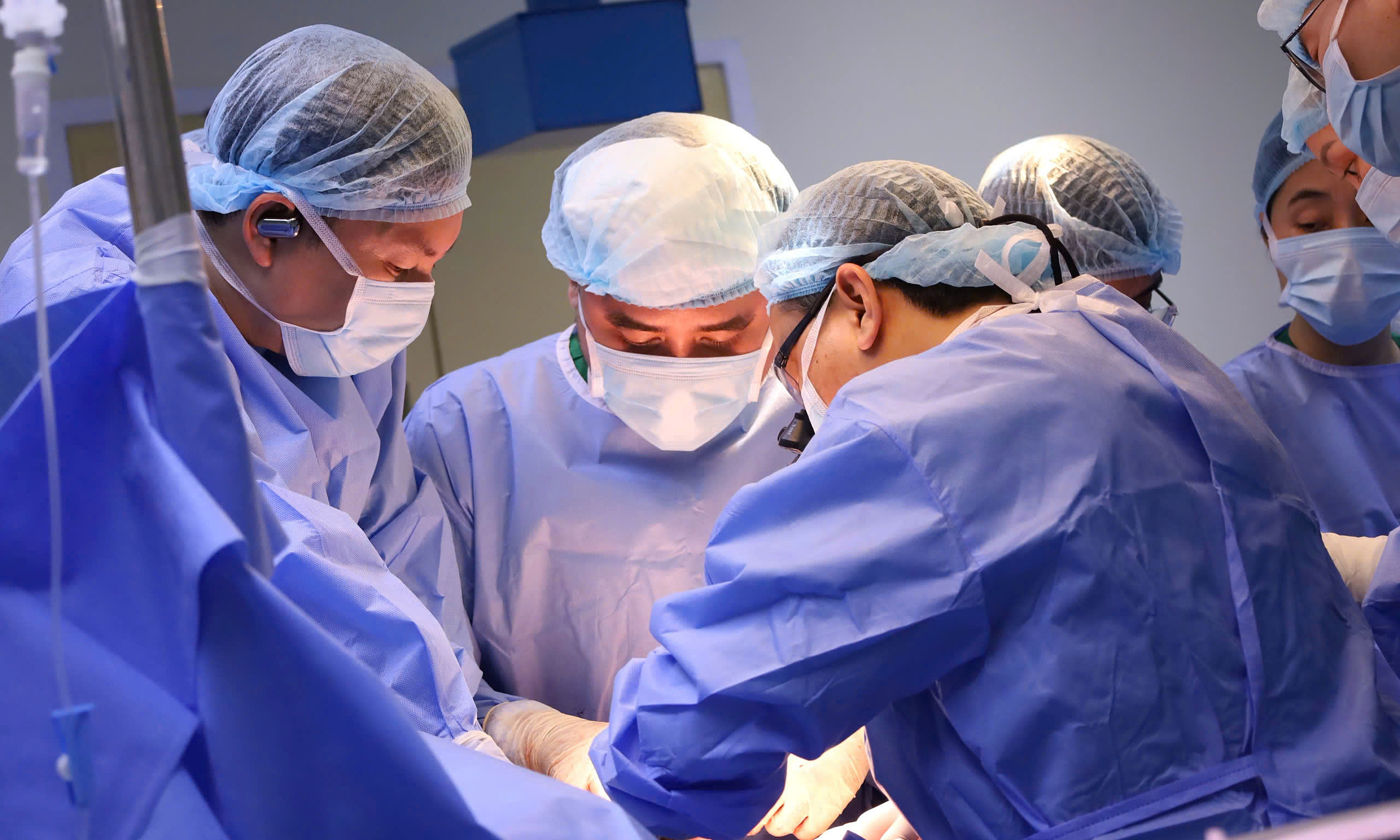 Nearly 100 medical staff establish four operating rooms for organ procurement and transplantation for seven patients