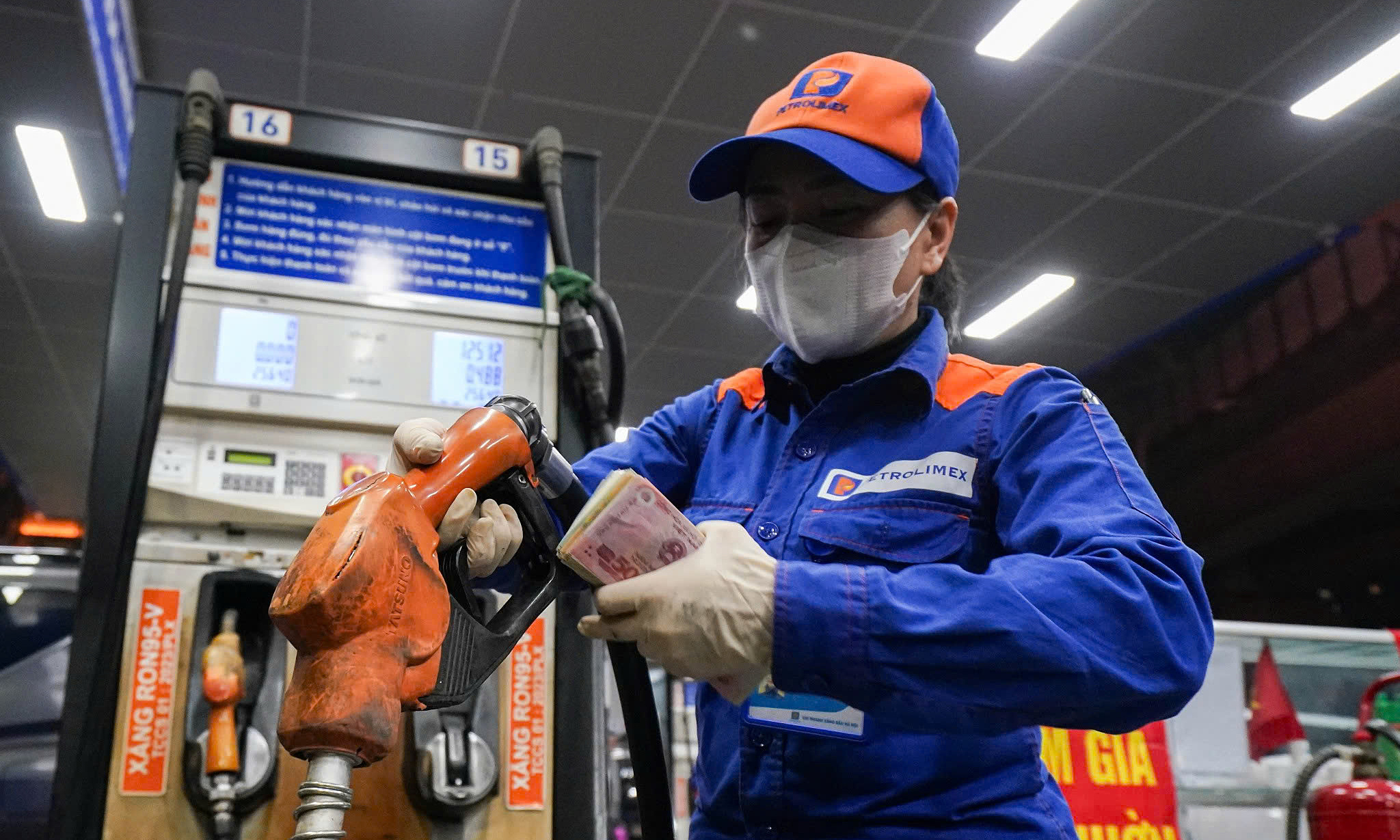 Gasoline and oil prices both decrease